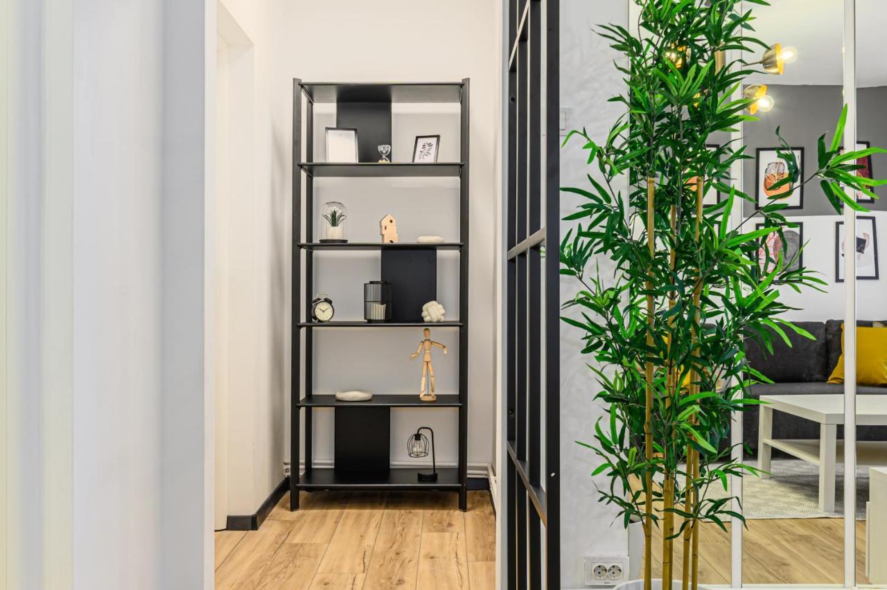 Travelers Hideout - Central Apartment Брашов Екстериор снимка