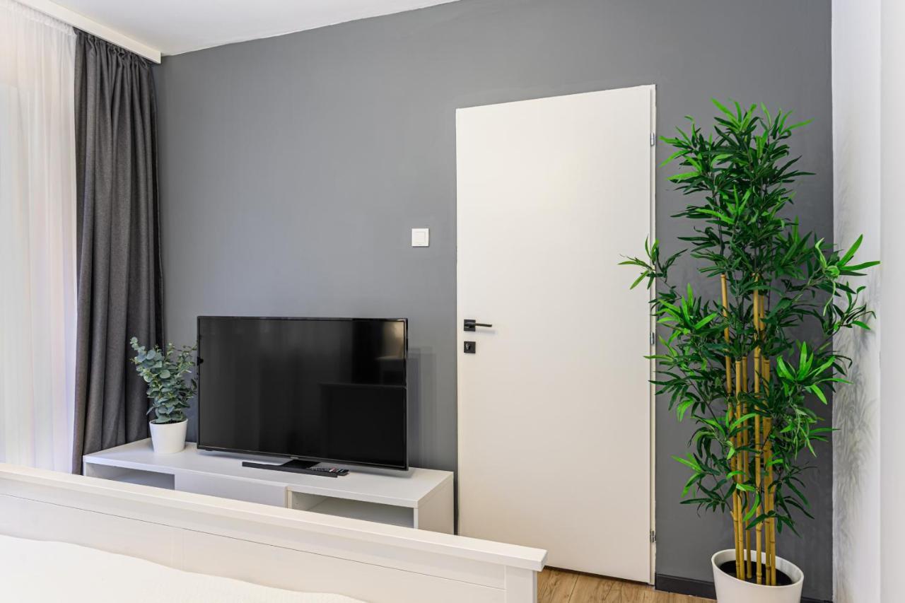 Travelers Hideout - Central Apartment Брашов Екстериор снимка